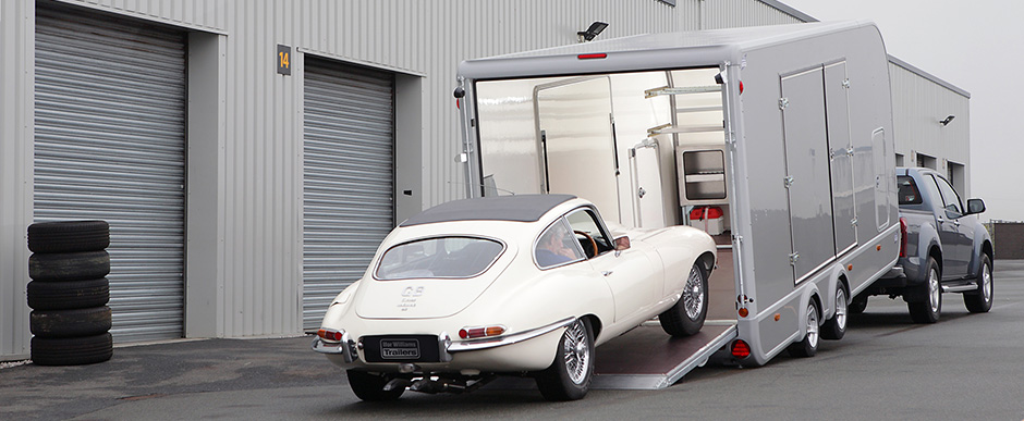 Transporta - Remorque idéale pour les amateurs de sport automobile, les petites équipes de course et les propriétaires de voitures anciennes, le porte-voitures clos offre une protection contre les intempéries et permet de transporter et de stocker les véhicules de hau