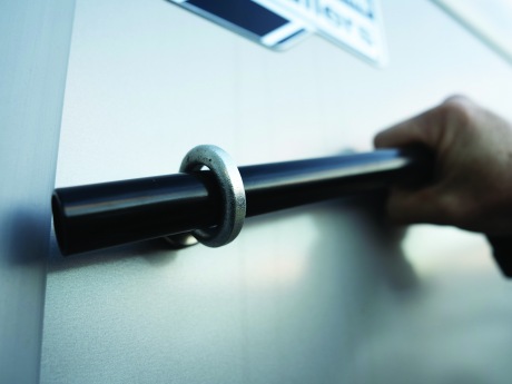 Système de déverrouillage des barres de poitrail - Permet de déverrouiller rapidement et en toute sécurité les barres de poitrail depuis l'extérieur de la remorque. Peut être actionné à l'aide de la clé à roue fournie avec la remorque.