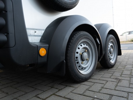 Jantes 145R13 : une hauteur d'accès réduite et un angle de chargement faible pour monter à bord sans effort, ainsi qu'une résistance au roulement réduite pour une meilleure économie de carburant.