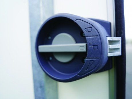 Serrure de porte intérieure (porte du marié) - Loquet moulé résistant, doté d'une finition lisse pour éviter les blessures, verrouillable de l'extérieur à l'aide d'une clé et s'ouvrant de l'intérieur pour garantir sécurité et intimité.