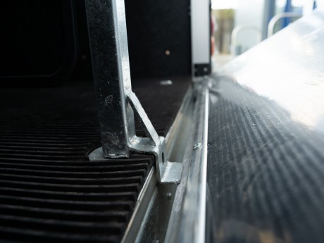 Cloison centrale verrouillable - Offre une sécurité accrue à votre cheval pendant le transport.