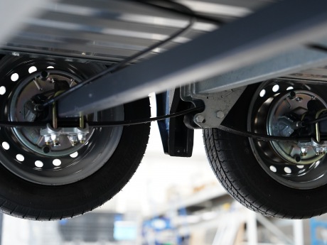 Système de suspension à ressorts à lames Paraflex - L'essieu rigide Ifor Williams et le système de suspension Paraflex améliorent la stabilité et la fiabilité, tout en garantissant un entretien minimal et abordable.