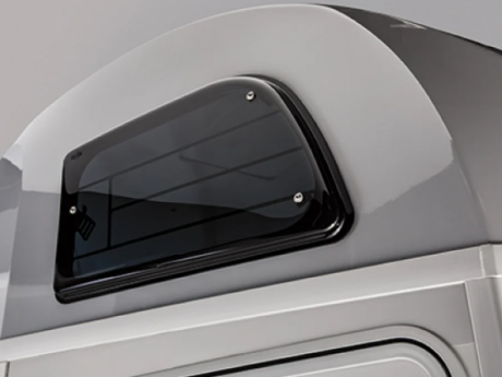 Fenêtres avant - Deux fenêtres situées à l'avant de la remorque. Ces fenêtres sont équipées d'un mécanisme d'ouverture permettant d'améliorer la ventilation pendant le trajet.