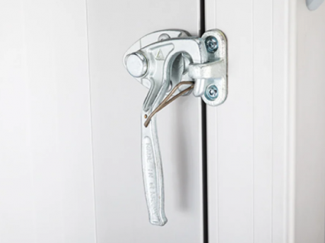 Loquets pivotants - Des poignées métalliques robustes maintiennent la rampe solidement en place. 