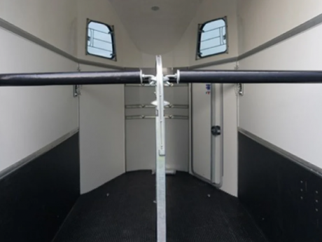 Cloison centrale et plinthe intérieure - Les cloisons centrales et les plinthes intérieures sont fournies de série, mais peuvent être facilement retirées pour créer une seule grande cabine (barres sur toute la largeur requises).