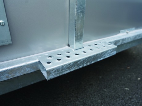 Marchepied - Marchepied antidérapant soudé, idéalement placé à l'arrière de la remorque, pour faciliter l'utilisation du store à enrouleur arrière (le cas échéant).