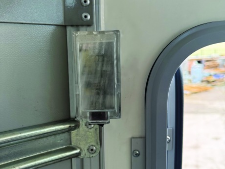 Éclairage intérieur - Un éclairage intérieur pratique illumine l'intérieur de la remorque lors des opérations de chargement ou de déchargement dans des conditions de faible luminosité, rendant ainsi les trajets tôt le matin ou en soirée plus sûrs et plus 